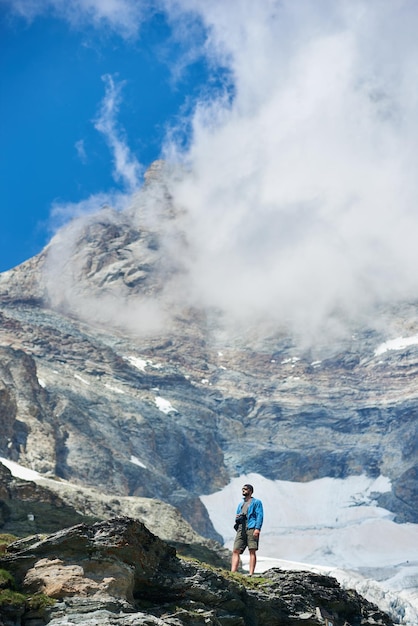 Tourist, der Foto der Gebirgslandschaft macht