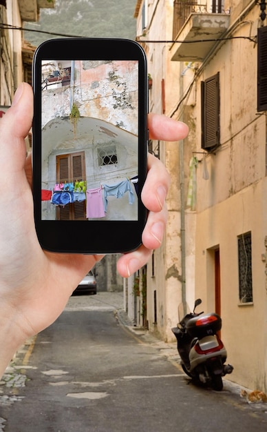 Tourist, der Foto der Seitenstraße in der Stadt macht