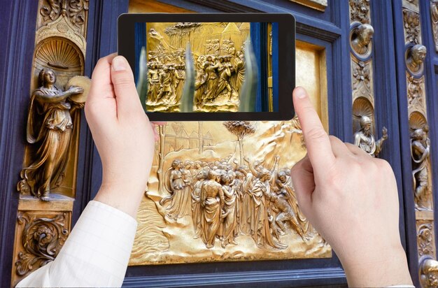 Tourist, der Foto des Baptisteriums in Florenz macht