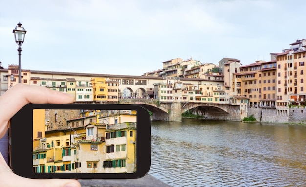 Tourist, der Foto von bridgew Ponte Vecchio macht