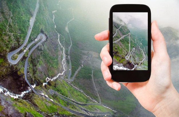 Tourist, der Foto von Trollstigen macht