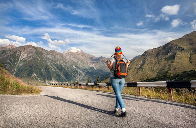 Tourist der jungen Frau in den Bergen