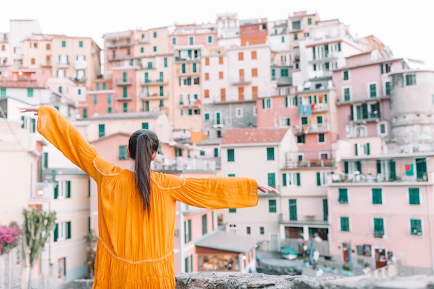 Tourist, der szenische Ansicht von Manarola, Cinque Terre, Ligurien, Italien betrachtet