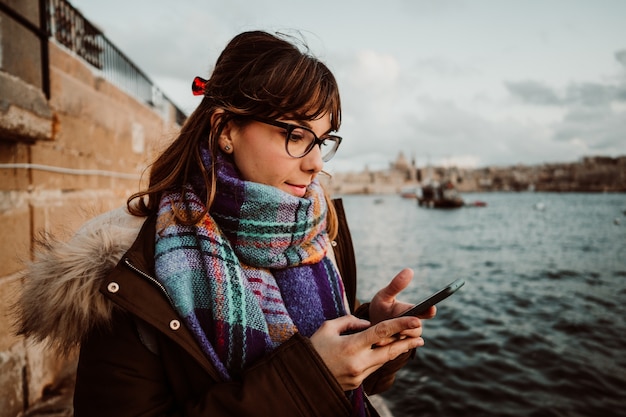 Tourist, der um die Bucht geht