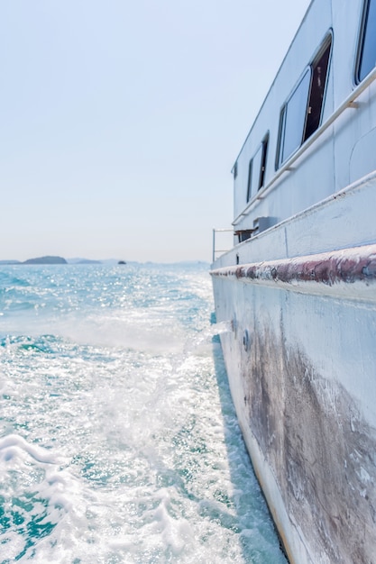 Tourist durch Segeln auf Türkisozean durch Schiff mit Sonnenlicht in der Tageszeit wenn Ferien tra