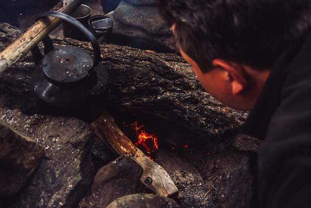 Tourist entzündet Lagerfeuer