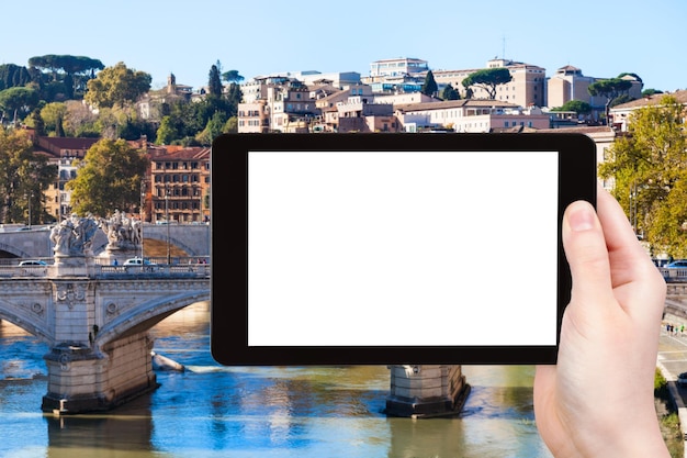 Tourist fotografiert Brücke am Tiber in Rom