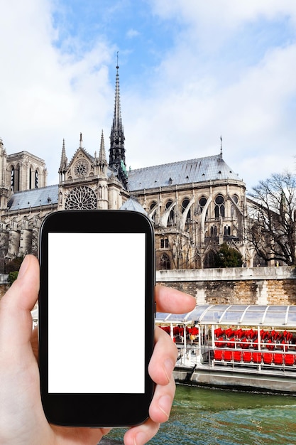 Tourist fotografiert die Kathedrale Notre Dame de Paris