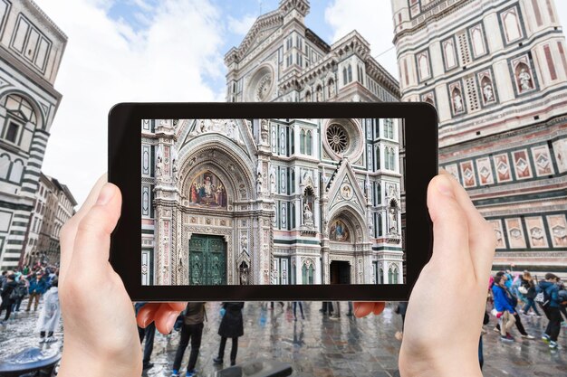 Tourist fotografiert Fassade des Duomo in Florenz