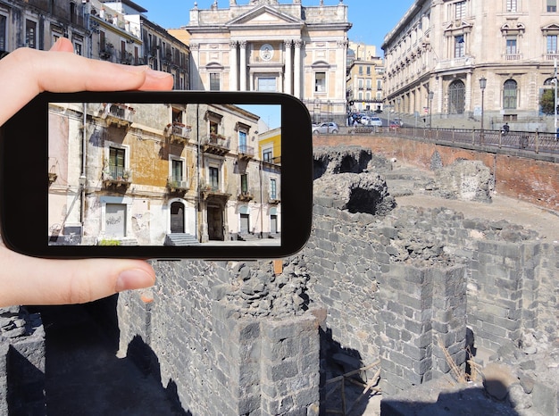 Tourist fotografiert Fassade Stadthaus in Catania