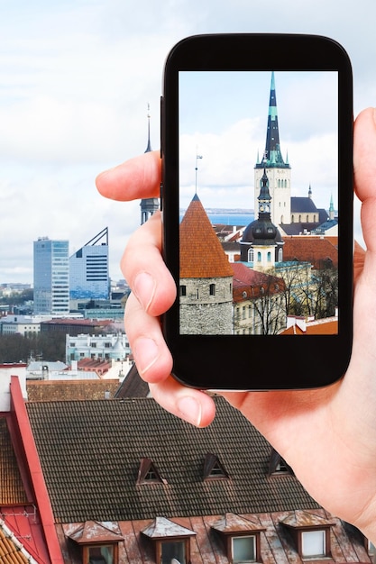 Tourist fotografiert Kathedralen in der Stadt Tallinn