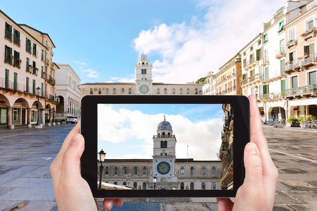 Tourist fotografiert Palast in der Stadt Padua