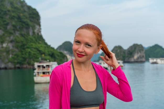 Tourist in der Halong Bucht