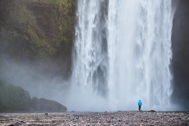 Tourist in der Nähe von Wasserfall Skogafoss Island