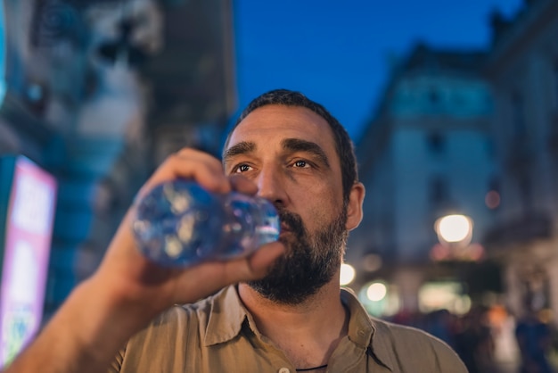 Tourist in der Stadt, die mit Wasser erfrischt