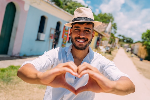 Tourist macht Selfie im historischen Zentrum von Porto Seguro