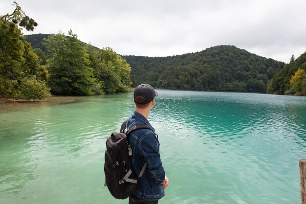 Foto tourist menschen berg fluss wasserfall türkis ökologie