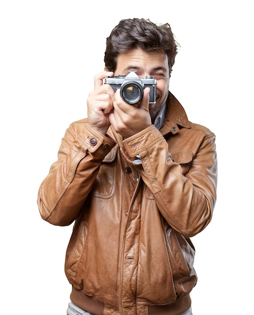 Tourist mit brauner Jacke auf Weiß