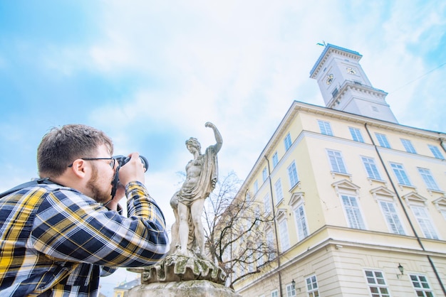 Foto tourist mit dslr-kamera, der das rathaus fotografiert. platz kopieren