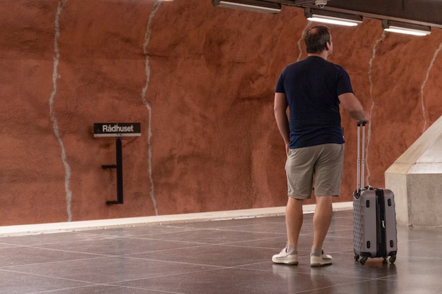 Tourist mit einem Koffer in der U-Bahn