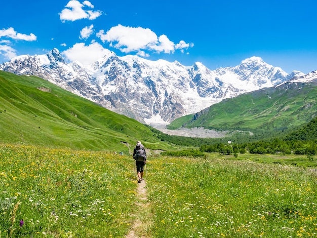 Tourist mit einem Rucksack im Kaukasus Swanetien Georgien