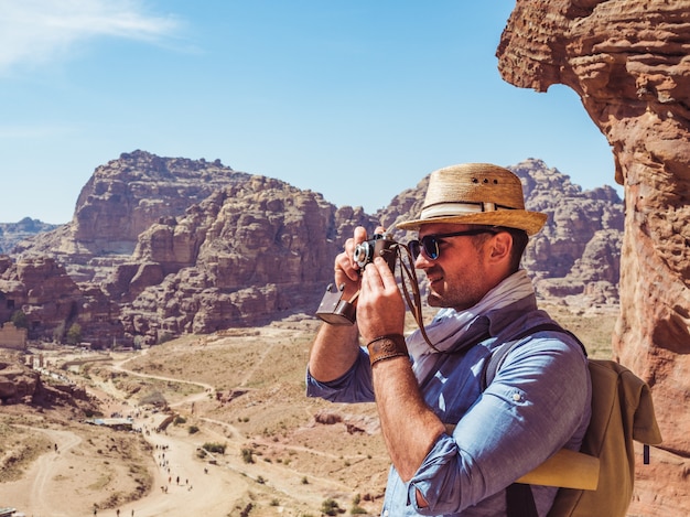 Tourist mit einer Weinlesekamera. Petra, Jordanien.