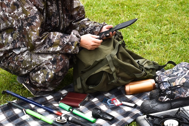 Tourist mit Jagdmesser im Freien