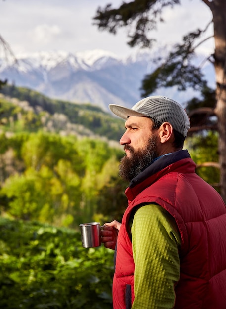 Tourist mit Kaffee im Wald