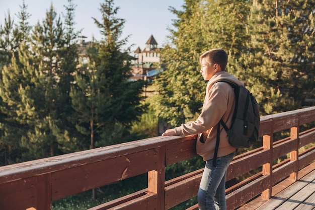 Tourist mit Rucksack, der eine schöne Aussicht auf die Landschaft genießt Porträt eines Teenager-Wanderers, der in der Natur ruht Aktiver Lebensstil Konzept der lokalen Reise