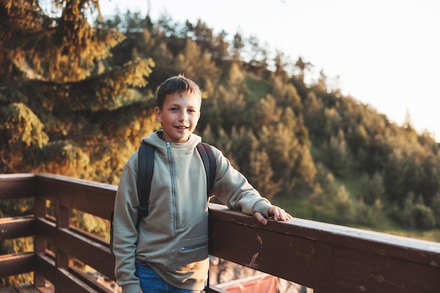 Tourist mit Rucksack, der eine schöne Aussicht auf die Landschaft genießt Porträt eines Teenagers, der in der Natur ruht Aktiver Lebensstil Konzept der lokalen Reise