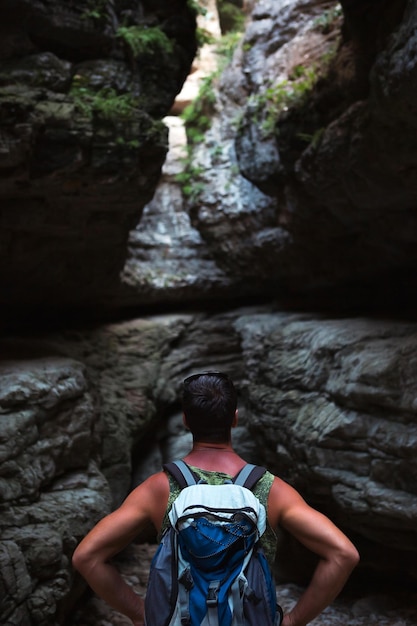 Tourist mit Rucksack in einer hohen Schlucht in den Bergen von Dagestan Saltinsky Canyon Wasserfall Aktives Erholungswandern