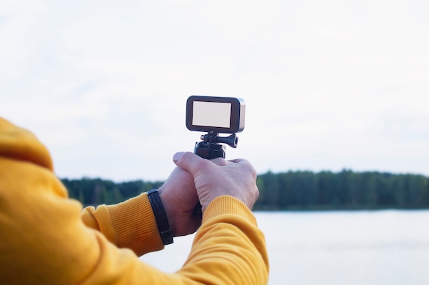 Tourist schießt ein Video auf einer Actionkamera in der Natur