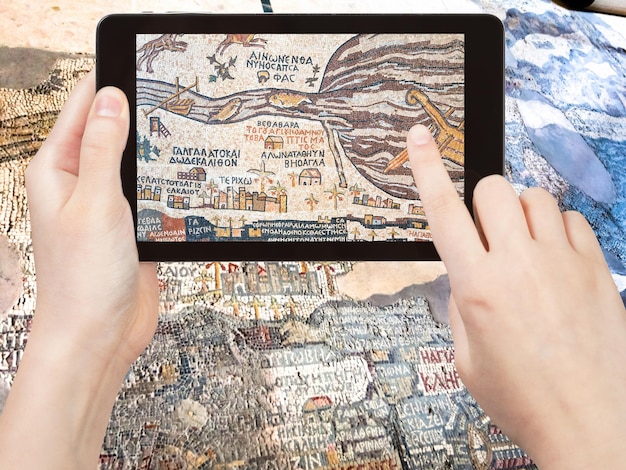Tourist schießt Foto alte byzantinische Madaba-Karte