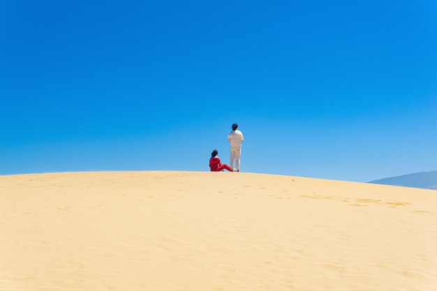 Touristen am Hang der Sanddüne Sarykum in Dagestan