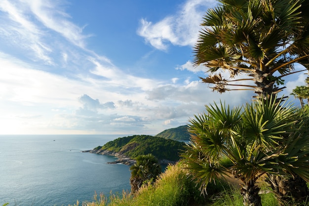 Touristen am Kap-Aussichtspunkt Phromthep im Süden der Insel Phuket, Thailand. Tropisches Paradies