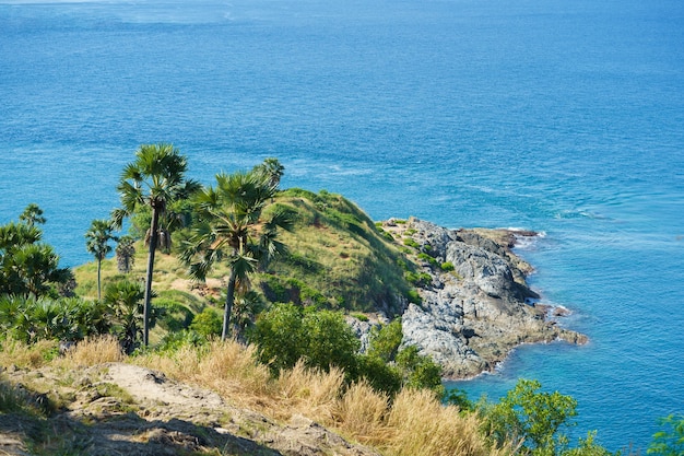 Touristen am Kap-Aussichtspunkt Phromthep im Süden der Insel Phuket, Thailand.