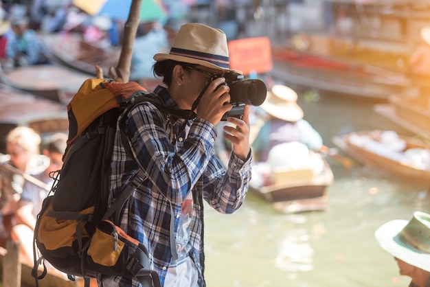 Touristen am schwimmenden Markt Damonen Saduak