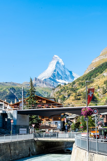 Touristen am Straßenblick der Altstadt Zermatt im Zentrum in Zermatt, Schweiz.