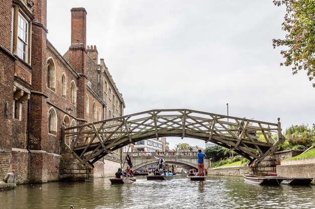 Foto touristen auf booten im kanal
