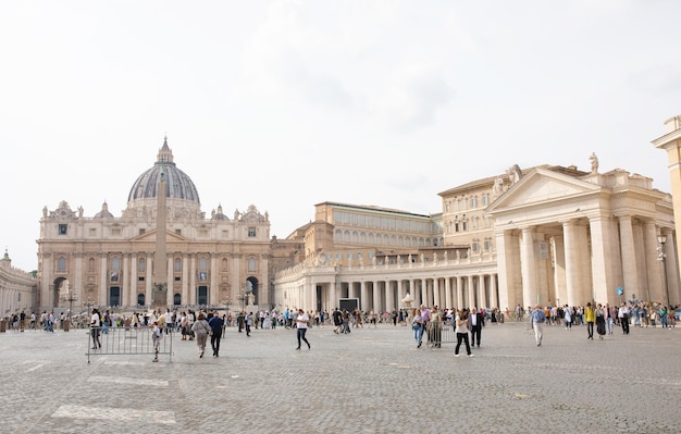 Touristen auf dem Petersplatz, architektonisches Meisterwerk mit Michelangelos Kuppel im Vatikan.