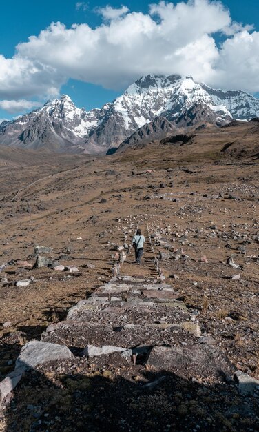 Touristen auf dem Weg zum Berg Ausangate in der Stadt Cusco