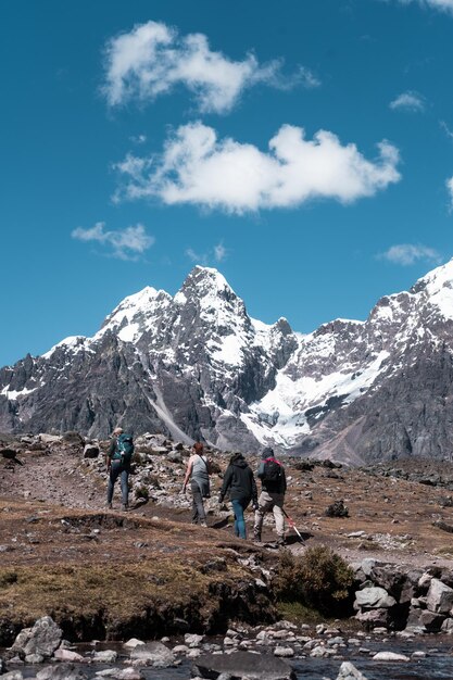 Touristen auf dem Weg zum Berg Ausangate in der Stadt Cusco