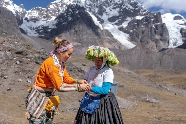 Touristen auf dem Weg zum Berg Ausangate in der Stadt Cusco