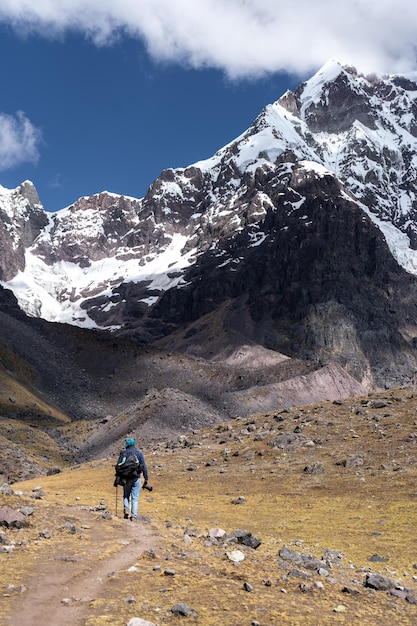 Touristen auf dem Weg zum Berg Ausangate in der Stadt Cusco