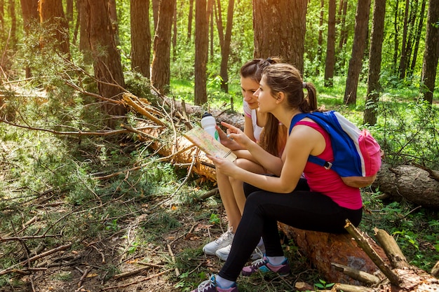 Touristen auf der Suche nach dem richtigen Weg mithilfe einer Karte