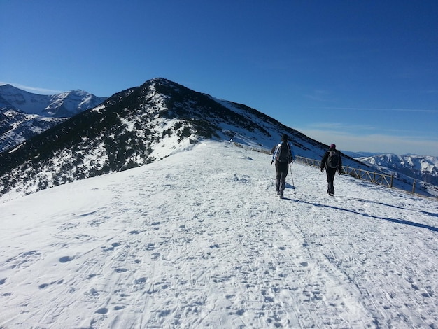 Foto touristen auf einem schneebedeckten berg