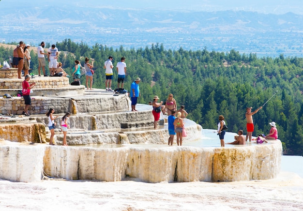 Touristen auf Pamukkale Travertin Pools und Terrassen.