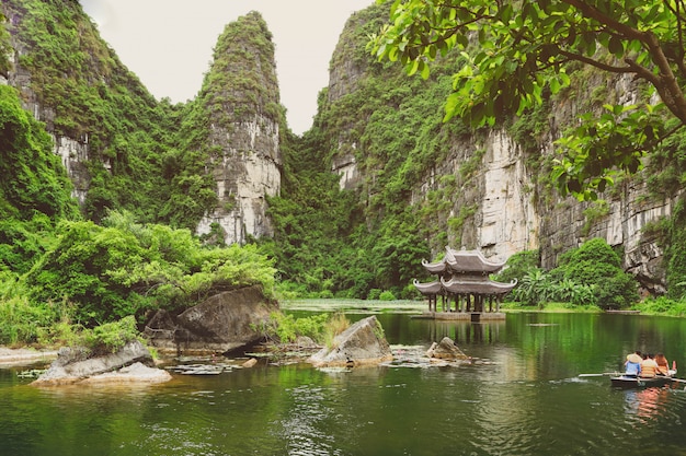 Touristen auf Ruderboot im Landschaftskomplex Trang An in der vietnamesischen Provinz Ninh Binh