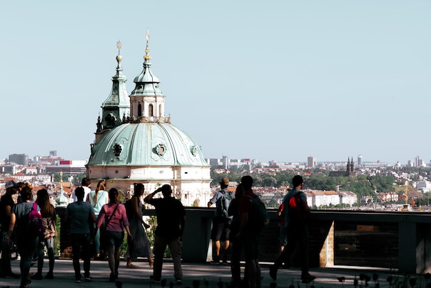 Touristen beobachten die Prager Skyline von der Spitze des Gartens der Prager Burg Tschechien