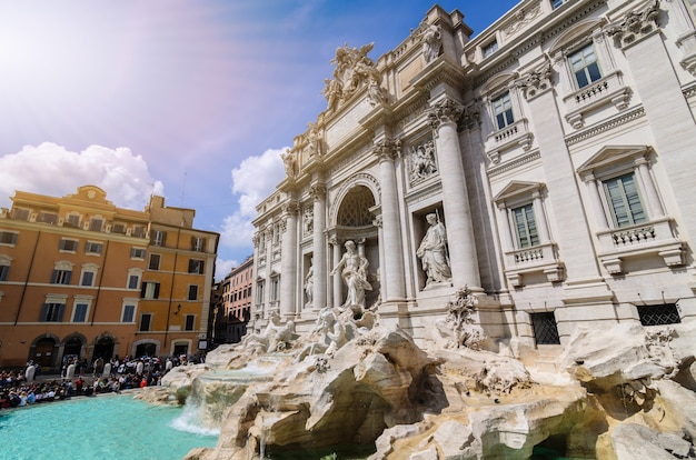 Touristen besuchen den Trevi-Brunnen